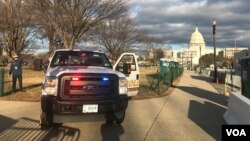 Polisi melakukan penjagaan keamanan di sekitar lokasi pelantikan di Capitol Hill, Washington DC.