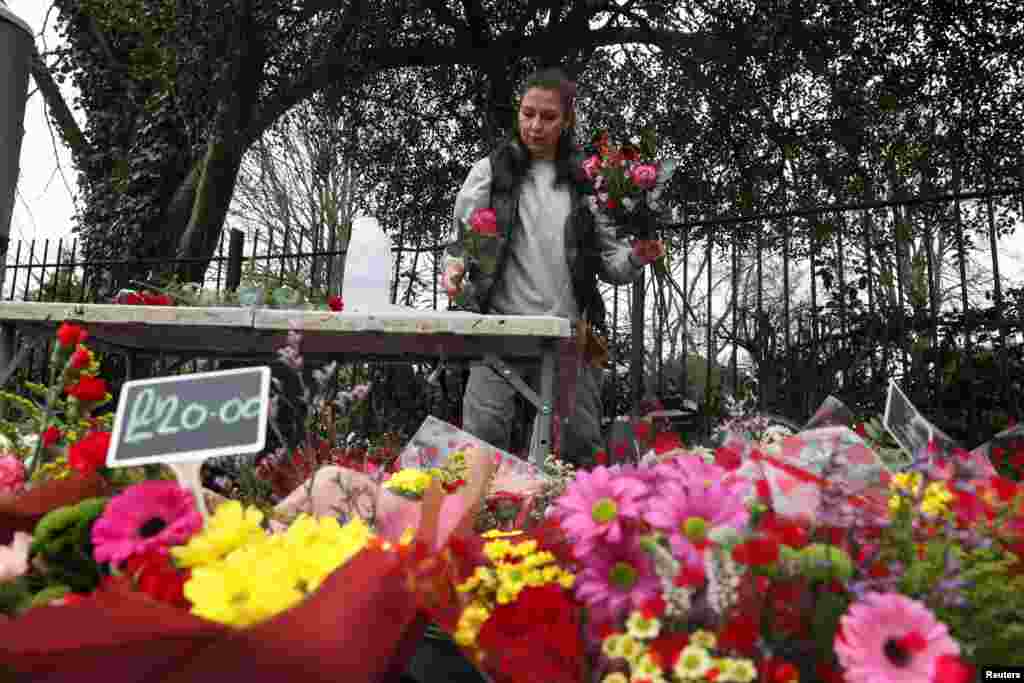 En Manchester, Inglaterra, los arreglos florales adornan las calles a la espera de parejas de enamorados.&nbsp;