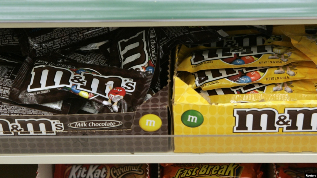 Čokoladice M&M u prodavnici u Chicagu. (Foto: Reuters/Frank Polich)