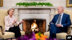 Президент Джо Байден и глава Еврокомиссии Урсула фон дер Ляйен в Овальном офисе Белого дома, 10 марта 2023 г. 