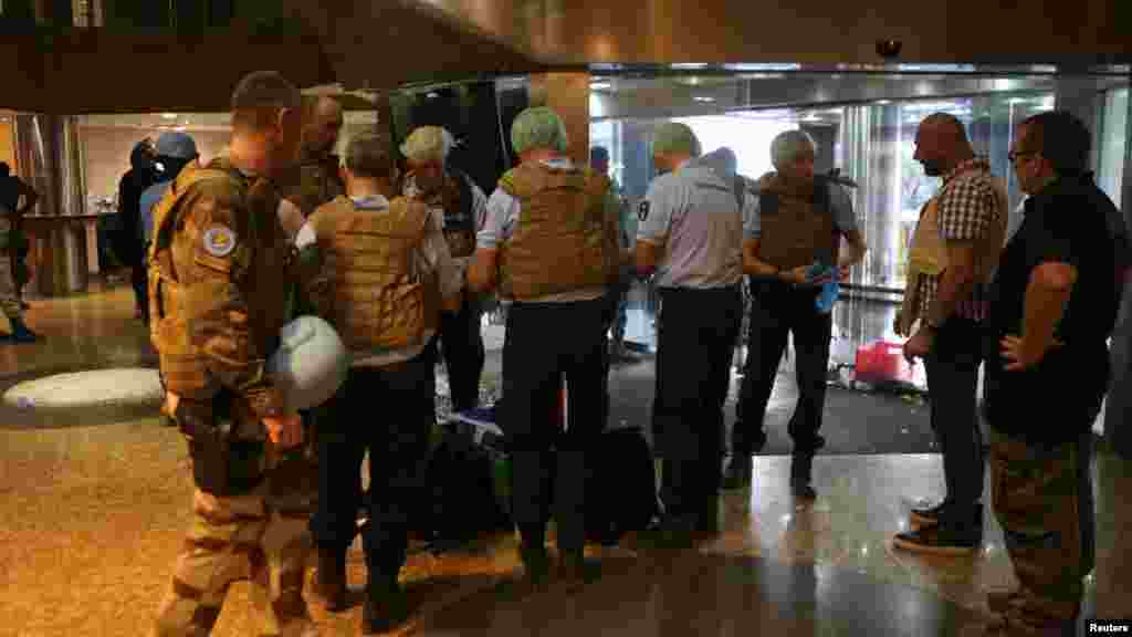 Des gendarmes français préparent du matériel médico-légal dans le hall de l&#39;hôtel Radisson à Bamako, au Mali, 20 novembre 2015.