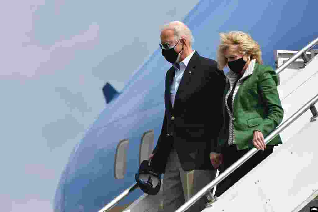 조 바이든 미국 대통령이 부인 질 바이든 여사와 함께 텍사스의 한파 피해를 살피기 위해 휴스턴 엘링턴필드 공군기지에 도착했다. 