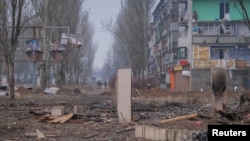 Ukrajinski vojnici na praznoj ulici dok se nastavlja ruski napad na Bahmut, 27. februara 2023. 
