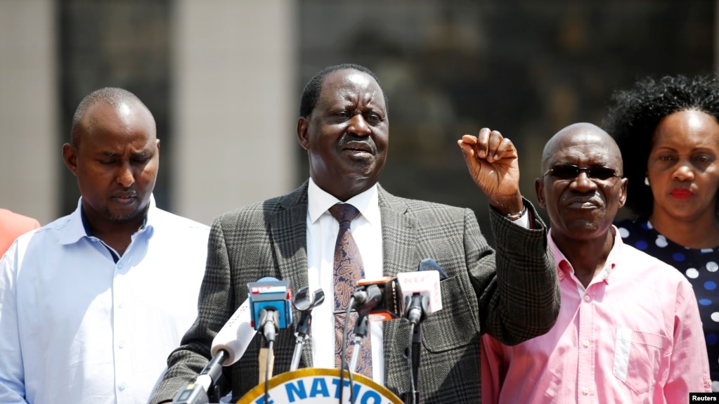 Kiongozi wa National Super Alliance (NASA) Raila Odinga (Katikati) akizungumza na waandishi wa habari mjini Nairobi, Kenya, Sept. 26, 2017.