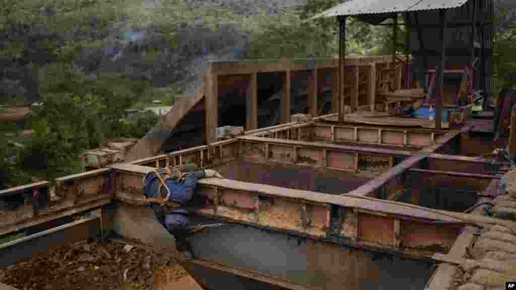 Un trabajador retira placas de hierro en una zona donde se efectúa minería subterránea de oro para reutilizarlas en molinos de piedra en El Callao, estado Bolívar, en Venezuela, el viernes 28 de abril de 2023.