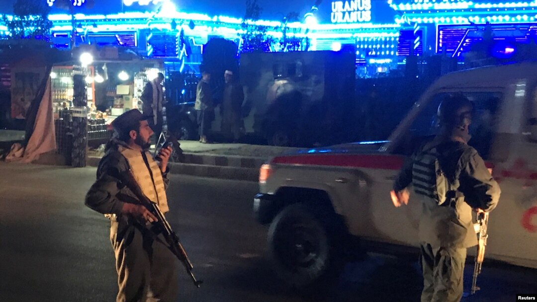 Polisi Afghanistan berjaga di sekitar lokasi ledakan bom bunuh diri di Kabul, Afghanistan, Selasa 20 November 2018.