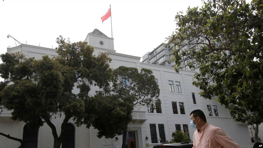 一名男子走过中国驻旧金山领事馆前的街道 （2020年7月23日）