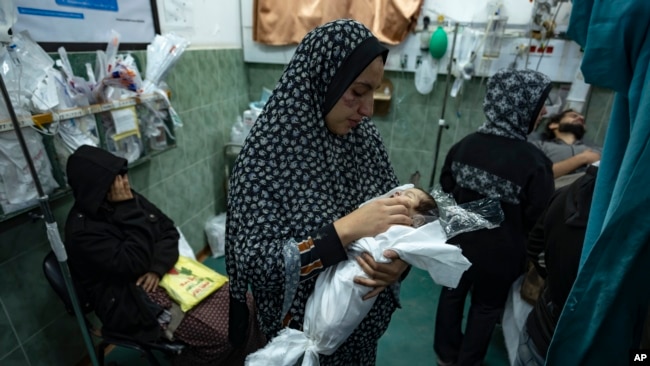 Palestinos aguardan por atención médica tras bombardeos israelíes de la Franja de Gaza, en el hospital de Rafah, en el sur de Gaza, el martes 19 de diciembre de 2023.