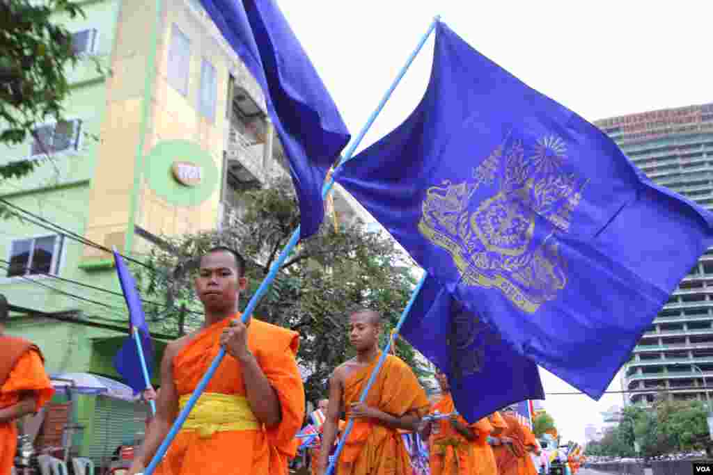 ព្រះសង្ឃនិងអ្នកកាន់ព្រះពុទ្ធសាសនា ១០០០នាក់ដង្ហែក្បួនតាមបែបព្រះពុទ្ធសាសនាក្នុងពិធីវិសាខបូជានៅថ្ងៃទី២០ឧសភាឆ្នាំ២០១៦។ វិសាខបូជាជាពិធីបែបព្រះពុទ្ធសាសនាដ៏សំខាន់ប្រចាំឆ្នាំដើម្បីរំឮកថ្ងៃដែលព្រះពុទ្ធប្រសូត្រ ត្រាស់ដឹង និងចូលបរិនិព្វាន។ (ឡេង ឡែន/VOA)