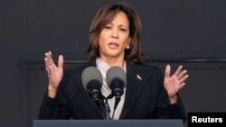 ARCHIVO: La vicepresidenta de EEUU, Kamala Harris, habla en una ceremonia de graduación en la academia militar de West Point el 27 de mayo de 2023.