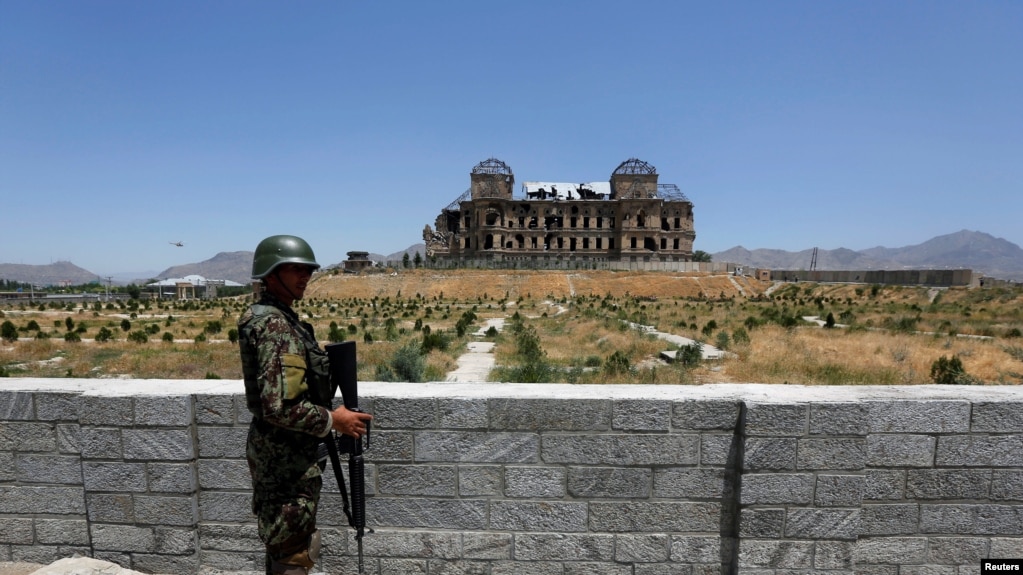 资料照片：在喀布尔历史建筑达鲁尔·阿曼宫遗址举行了重建开工仪式后，阿富汗国民军士兵守卫在现场。(2016年5月30日)(photo:VOA)