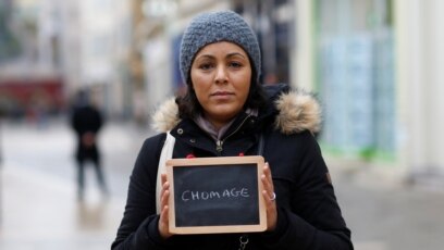 Tư liệu: Cô Malika Etchekopar-Etchart mang tấm bảng ghi chữ "thất nghiệp", vấn đề bầu cử quan trọng nhất đối với cô, ảnh chụp tại Chartres, Pháp.Reuters 