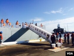 中国的济南号导弹驱逐舰在美国靠岸 （美国之音方冰拍摄，2015年11月3日）