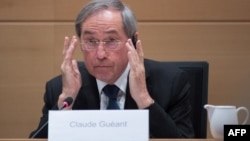 L'ancien ministre français Claude Guéant lors d'une séance de la commission d'enquête parlementaire sur l'accord de plaidoyer au parlement fédéral à Bruxelles, le 3 mai 2017.