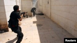 Anggota Tentara Pembebasan Suriah (FSA) dalam pertempuran merebut kota Khanasir di provinsi Aleppo (foto: ilustrasi).