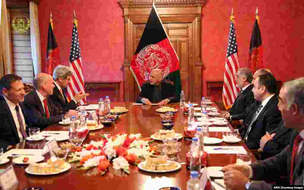 وزیر خارجہ جان کیری گزشتہ ہفتہ کو غیر اعلانیہ دورے پر افغانستان پہنچے جہاں انھوں نے افغان قیادت سے ملاقاتیں کیں۔