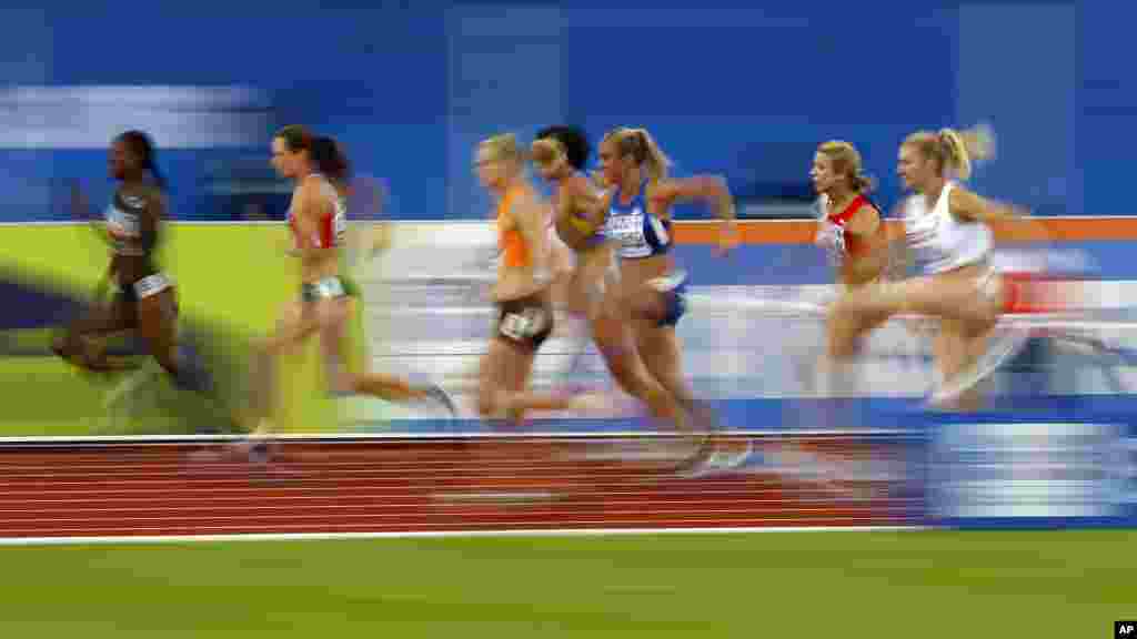 Bức hình chụp với tốc độ màn trập chậm cho thấy những vận động viên tranh tài trong cuộc đua 100m vượt rào của cuộc thi bảy môn phối hợp tại Giải Vô địch Điền kinh Châu Âu ở thành phố Amsterdam, Hà Lan.