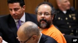 Ariel Castro tare da lauyoyinsa a cikin wata kotun Cleveland dake Jihar Ohio, jumma'a 26 Yuli, 2013.