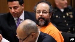 Untuk menghindari ancaman hukuman mati, Ariel Castro mengaku bersalah atas 937 dakwaan terkait penyekapan dan penculikan tiga perempuan, termasuk tindak pemerkosaan dan pemukulan ketiganya selama satu dekade di rumahnya di Ohio, Jumat (26/7).