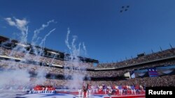 2026년 7월 4일 미국 필라델피아 스타디움에서 열린 프랑스 대 파라과이의 월드컵 16강 경기에 앞서 뮤지컬 가수 이디나 멘젤 시가 미국 국가를 부르고 있다. 상공에는 미 해군 비행중대의 시범 비행이 진행되고 있다.