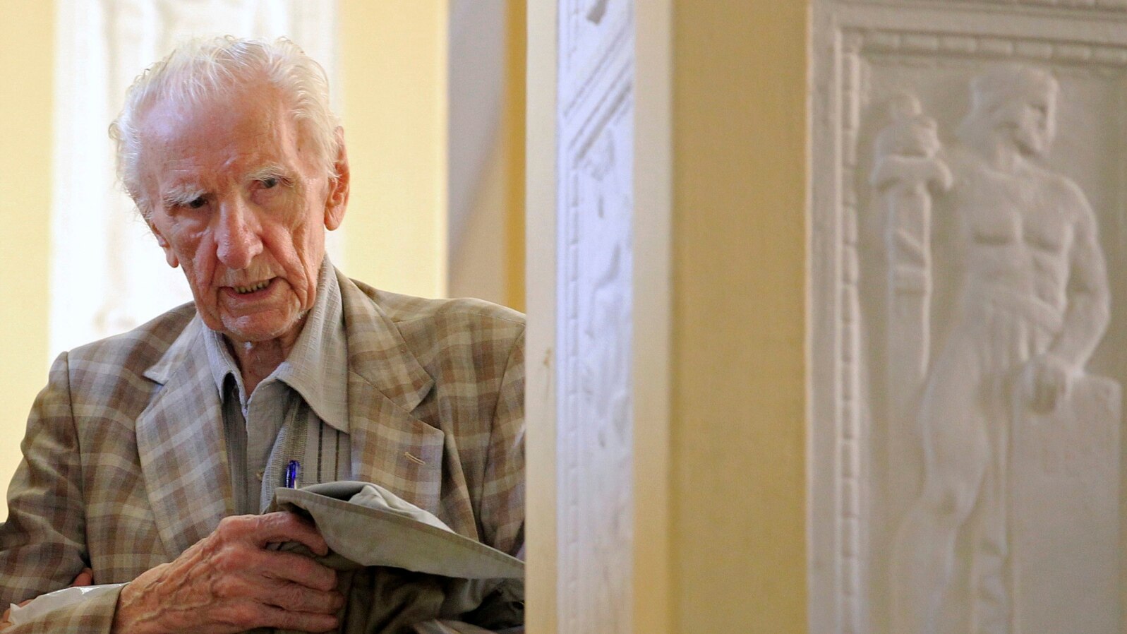 Hungarian Laszlo Csatary, suspected of war crimes against Jews during World War II, leaves the prosecution building in Budapest, July 18, 2012. 