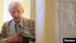 Hungarian Laszlo Csatary, suspected of war crimes against Jews during World War II, leaves the prosecution building in Budapest, July 18, 2012. 