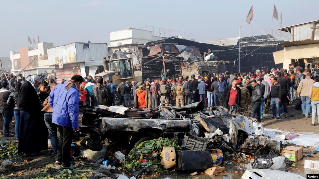 Orang-orang berkumpul di lokasi serangan bom di pasar di Baghdad timur, Irak, 8 Januari 2017. 