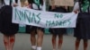 Mujeres sostienen un cartel con el mensaje que dice en español: "Niñas, no madres" durante una marcha que conmemora el Día Internacional del Aborto Seguro, en Lima, Perú, el sábado 28 de septiembre de 2024. Foto AP