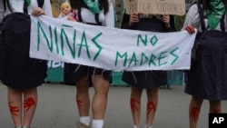 Mujeres sostienen un cartel con el mensaje que dice en español: "Niñas, no madres" durante una marcha que conmemora el Día Internacional del Aborto Seguro, en Lima, Perú, el sábado 28 de septiembre de 2024. Foto AP