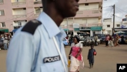 Un policier régule la circulation routière à Dakar, Sénégal, 31 août 2010. 