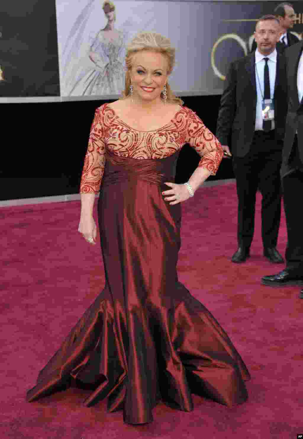 Aktris Jacki Weaver tiba di tempat penyelenggaraan Academy Awards ke-85 di Dolby Theatre, Los Angeles (24/2). 