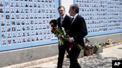Sekretari amerikan i Shtetit Antony Blinken dhe Ministri i Jashtëm ukrainas Dmytro Kuleba vizitojnë Murin e Përkujtimit për të Rënët e luftës në Kiev, më 15 maj, 2024/AP