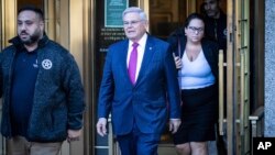 Senator Bob Menendez napušta sud u Njujorku (Foto: AP/Stefan Jeremiah)