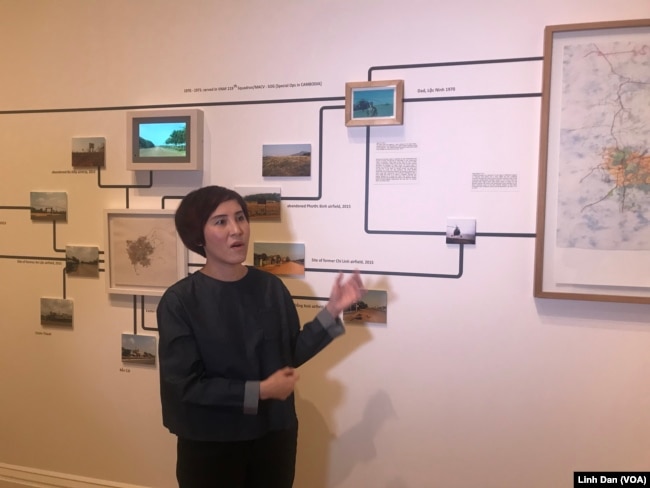 Tiffany Chung, nghệ sỹ đương đại Mỹ, đang trình bày về các tác phẩm của cô tại triển lãm đầu tiên tại bảo tàng Smithsonian.