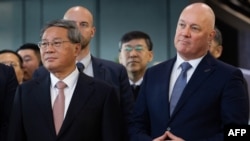 中国总理李强在新西兰总理克里斯托弗·卢克森(Christopher Luxon)陪同下，参观该国乳业巨头恒天然位于奥克兰的总部。