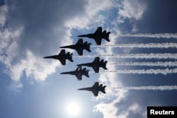 美国海军蓝天使特技飞行队在美国华盛顿特区举行的“7·4”独立日庆祝活动中进行表演，此次庆祝活动旨在纪念美国独立250周年。(2026年7月4日)