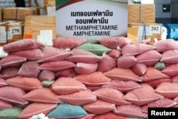 Bolsas de pastillas de metanfetamina son exhibidas durante la 50ª ceremonia de Destrucción de Narcóticos Confiscados en la provincia de Ayutthaya, Tailandia, el 26 de junio de 2020.