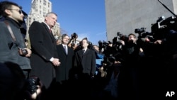 El alcalde de Nueva York, Bill de Blasio, junto a François Delattre, representante de Francia en la ONU (centro izquierda) y Bernard Lortholary, Consul General de Francia en Nueva York (centro) colocan una ofrenda floral en un improvisado memorial en el parque Washington Square, el sábado, 14 de noviembre de 2015. 