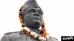 ভারতের জাতীয়তাবাদী নেতা নেতাজি সুভাষ বসুর ১২৫তম জন্ম বার্ষিকী উপলক্ষে তাঁর মূর্তিতে ফুলের মালা দেন ভক্তরা। (ফাইল ফটো- নারিন্দর নানু/ এএফপি) 