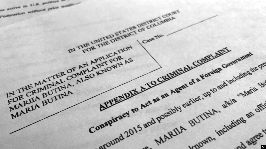 Un auto de acusaciÃ³n dado a conocer el lunes 16 de julio de 2018, en Washington, muestra parte de los cargos contra MarÃ­a Butina, una mujer arrestada el domingo 15 de julio y acusada de conspiraciÃ³n para actuar como agente no registrada del gobierno ruso. (AP Photo/Jon Elswick).