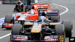 Le pilote de Red Bull Mark Webber, à l'avant, lors du Grand Prix d'Allemagne de Formule 1, le vendredi 22 juillet 2011.