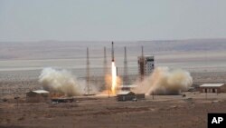 Foto yang dirilis oleh situs web resmi Kemenhan Iran hari Kamis, 27 Juli 2017, mengklaim keberhasilan peluncuran roket pengangkut satelit, Simorgh, dari lokasi yang tidak diungkapkan. (courtesy: Kemenhan Iran via AP)