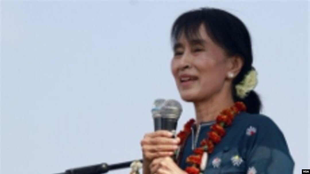 Aung San Suu Kyi berpidato di depan ribuan pendukungnya di negarabagian Kachin, yang terus-menerus dilanda konflik.