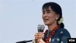 Aung San Suu Kyi berpidato di depan ribuan pendukungnya di negarabagian Kachin, yang terus-menerus dilanda konflik.