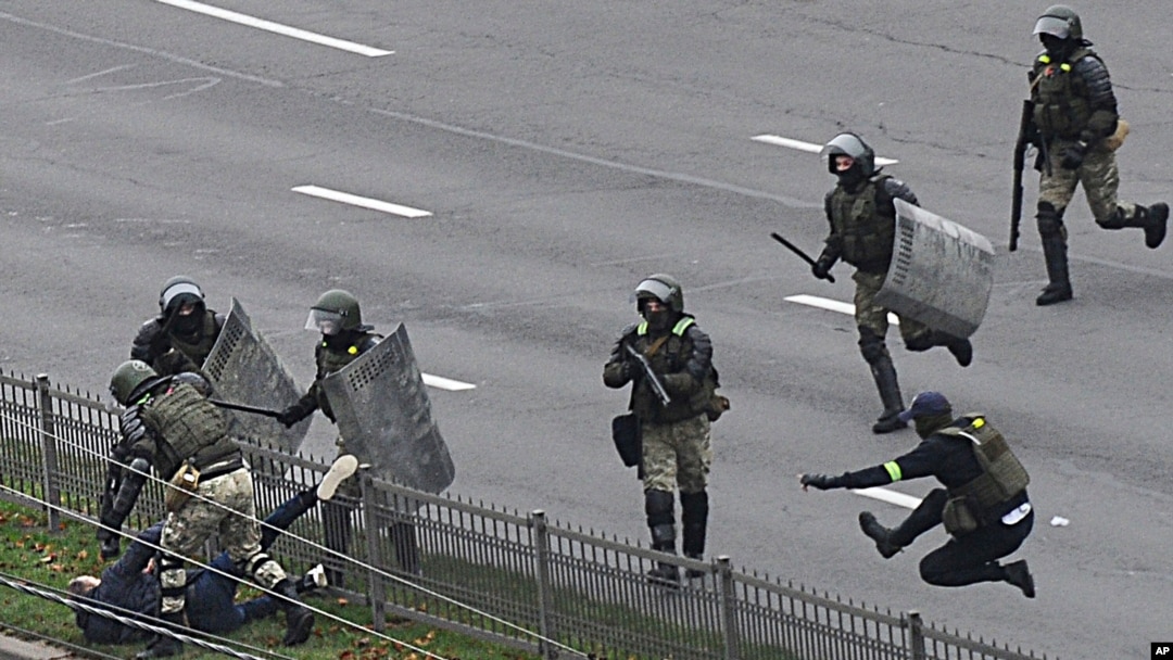 Polisi anti huru-hara Belarus menangkap seorang demonstran dalam unjuk rasa oleh kelompok oposisi menentang hasil pilpres, di Minsk, Belarus, 15 November 2020.