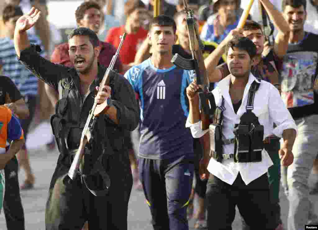بڑی تعداد میں رضاکار عراق کی سکیورٹی فورسز میں شامل ہو رہے ہیں۔