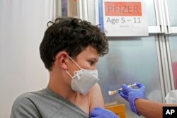 미국 시애틀 워싱턴대학교 메디컬센터에서 11살 소년이 화이자 백신을 맞고 있다. (자료사진)