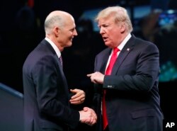 El gobernador Rick Scott, republicano por Florida (izquierda), habla con el presidente Donald Trump en Orlando, Florida. Trump llegó para hablar en la conferencia anual de la Asociación Internacional de Jefes de Policía, el lunes 8 de octubre de 2018. (Foto AP / Alex Brandon)