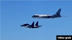 中国空军微博“绕岛巡航”视频截图