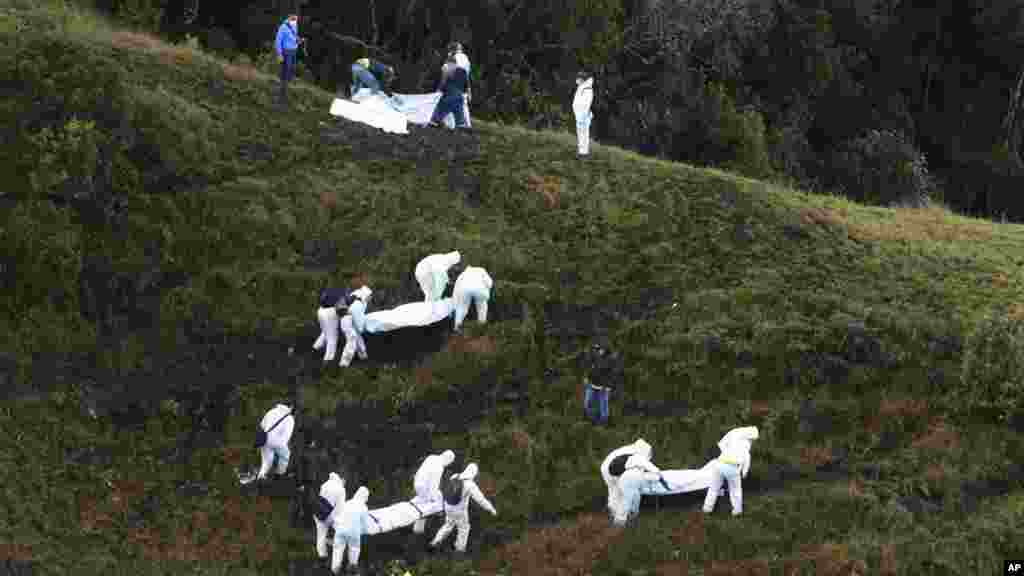 Les secouristes transportent les cadavres des victimes dans la zone montagneuse à l&#39;extérieur de Medellin, en Colombie, le 29 novembre 2016.
